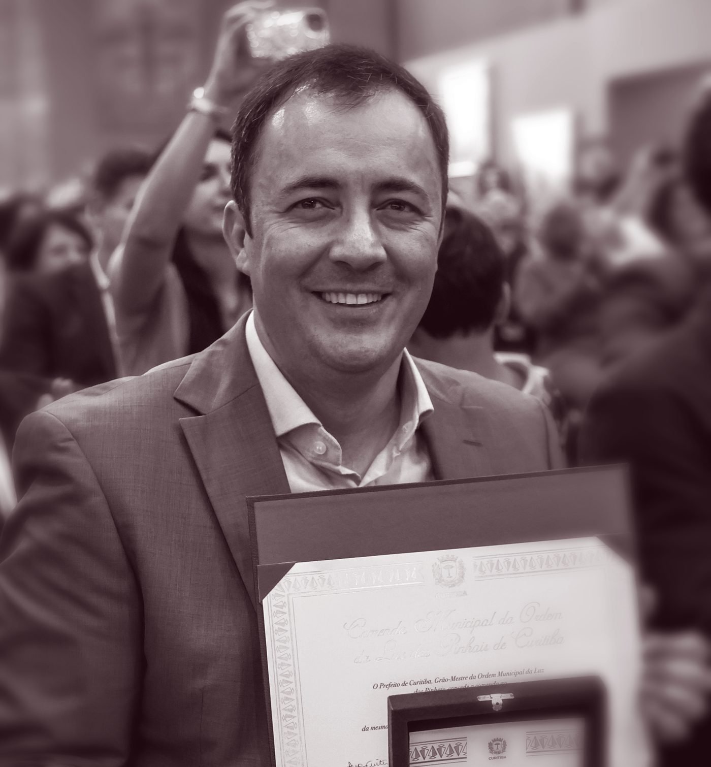Ir. Rogério Mateucci sorrindo durante a entrega da Ordem da Luz dos Pinhais, em Curitiba, 2024